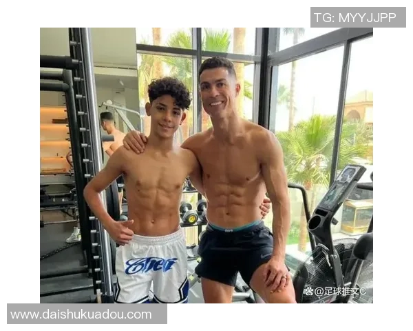 外国足球明星的腹肌魅力揭秘他们如何塑造完美身材的秘密与训练方法